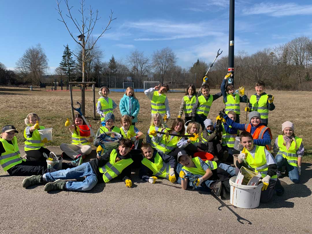 fes-heidenheim-putzede-2025-gruppenfoto Kinder der Grundschuke der FES Heidenheim bei der Putzete 2025