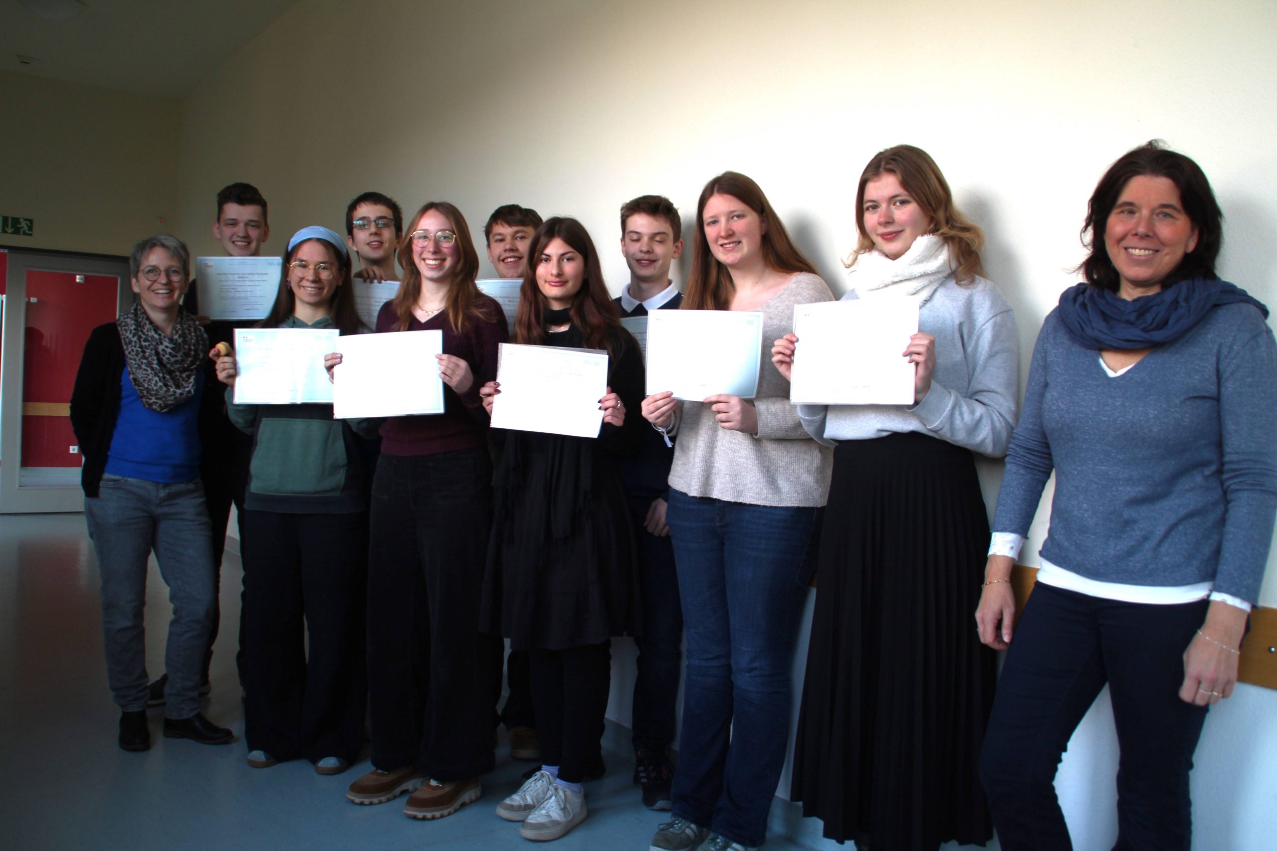 klein Beitragsbild zum BLOG-Beitrag Delf-Zertifikat B1 Kürzlich bekamen 10 Schülerinnen und Schüler unseres FES-Gymnasiums ihre DELF-Zertifikate von zwei Fachlehrkräften der Fachschaft Französisch, Frau Dr. Albrecht und Frau Kasdorff, gemeinsam mit Schulleiter Andreas Borkeloh verliehen.