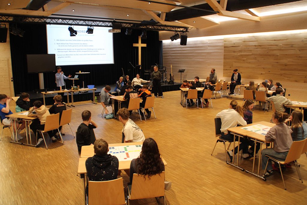 Wintercamp von FES-Gymnasium und FES-Realschule in Österreich

Dass eine Klassenexkursion die Gemeinschaft und den Zusammenhalt einer Klasse fördert und stärkt, ist allgemein bekannt. Beim siebentägigen Wintercamp unseres FES-Gymnasiums und unserer FES-Realschule wurden darüber hinaus nicht nur jede Menge sportlicher und körperlicher Erfahrungen gesammelt, sondern auch lebendige Eindrücke von den Schönheiten der Natur vermittelt und Fremdsprachenkonversation trainiert