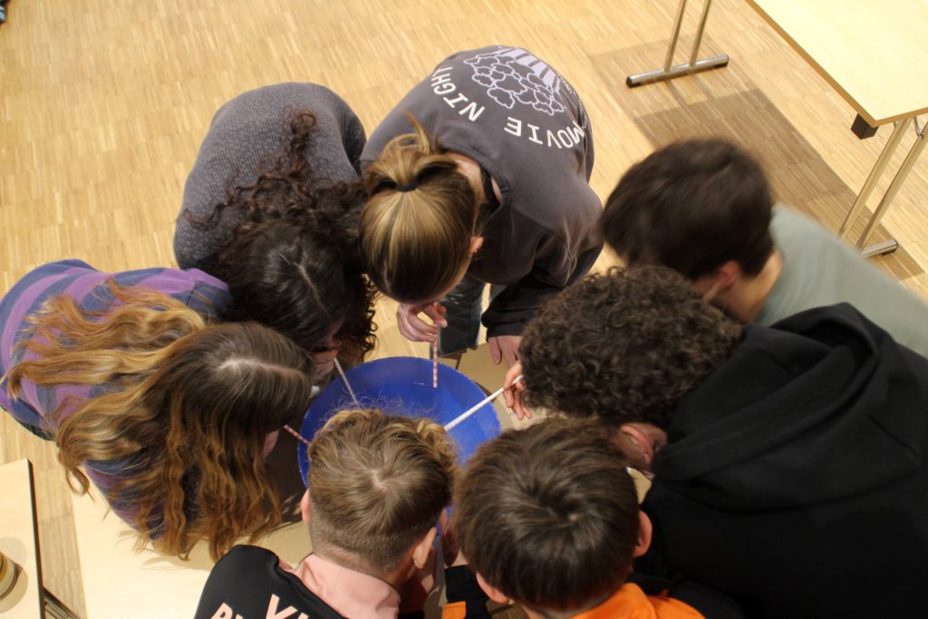 Wintercamp von FES-Gymnasium und FES-Realschule in Österreich

Dass eine Klassenexkursion die Gemeinschaft und den Zusammenhalt einer Klasse fördert und stärkt, ist allgemein bekannt. Beim siebentägigen Wintercamp unseres FES-Gymnasiums und unserer FES-Realschule wurden darüber hinaus nicht nur jede Menge sportlicher und körperlicher Erfahrungen gesammelt, sondern auch lebendige Eindrücke von den Schönheiten der Natur vermittelt und Fremdsprachenkonversation trainiert