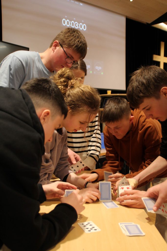 Wintercamp von FES-Gymnasium und FES-Realschule in Österreich

Dass eine Klassenexkursion die Gemeinschaft und den Zusammenhalt einer Klasse fördert und stärkt, ist allgemein bekannt. Beim siebentägigen Wintercamp unseres FES-Gymnasiums und unserer FES-Realschule wurden darüber hinaus nicht nur jede Menge sportlicher und körperlicher Erfahrungen gesammelt, sondern auch lebendige Eindrücke von den Schönheiten der Natur vermittelt und Fremdsprachenkonversation trainiert