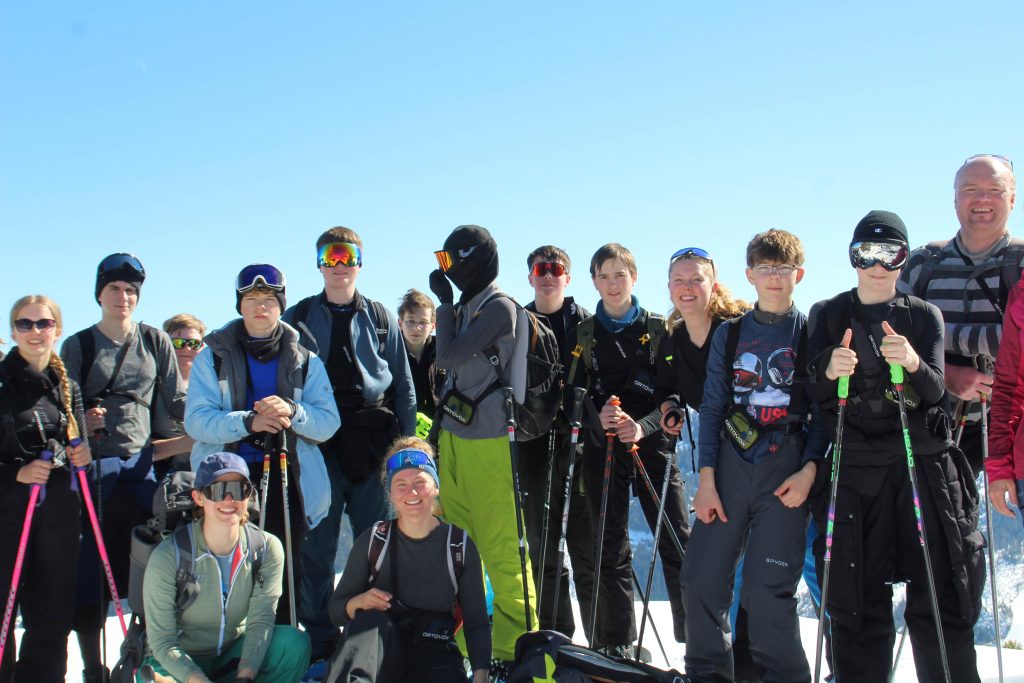 Wintercamp von FES-Gymnasium und FES-Realschule in Österreich

Dass eine Klassenexkursion die Gemeinschaft und den Zusammenhalt einer Klasse fördert und stärkt, ist allgemein bekannt. Beim siebentägigen Wintercamp unseres FES-Gymnasiums und unserer FES-Realschule wurden darüber hinaus nicht nur jede Menge sportlicher und körperlicher Erfahrungen gesammelt, sondern auch lebendige Eindrücke von den Schönheiten der Natur vermittelt und Fremdsprachenkonversation trainiert