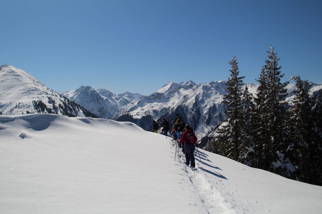 Wintercamp von FES-Gymnasium und FES-Realschule in Österreich

Dass eine Klassenexkursion die Gemeinschaft und den Zusammenhalt einer Klasse fördert und stärkt, ist allgemein bekannt. Beim siebentägigen Wintercamp unseres FES-Gymnasiums und unserer FES-Realschule wurden darüber hinaus nicht nur jede Menge sportlicher und körperlicher Erfahrungen gesammelt, sondern auch lebendige Eindrücke von den Schönheiten der Natur vermittelt und Fremdsprachenkonversation trainiert