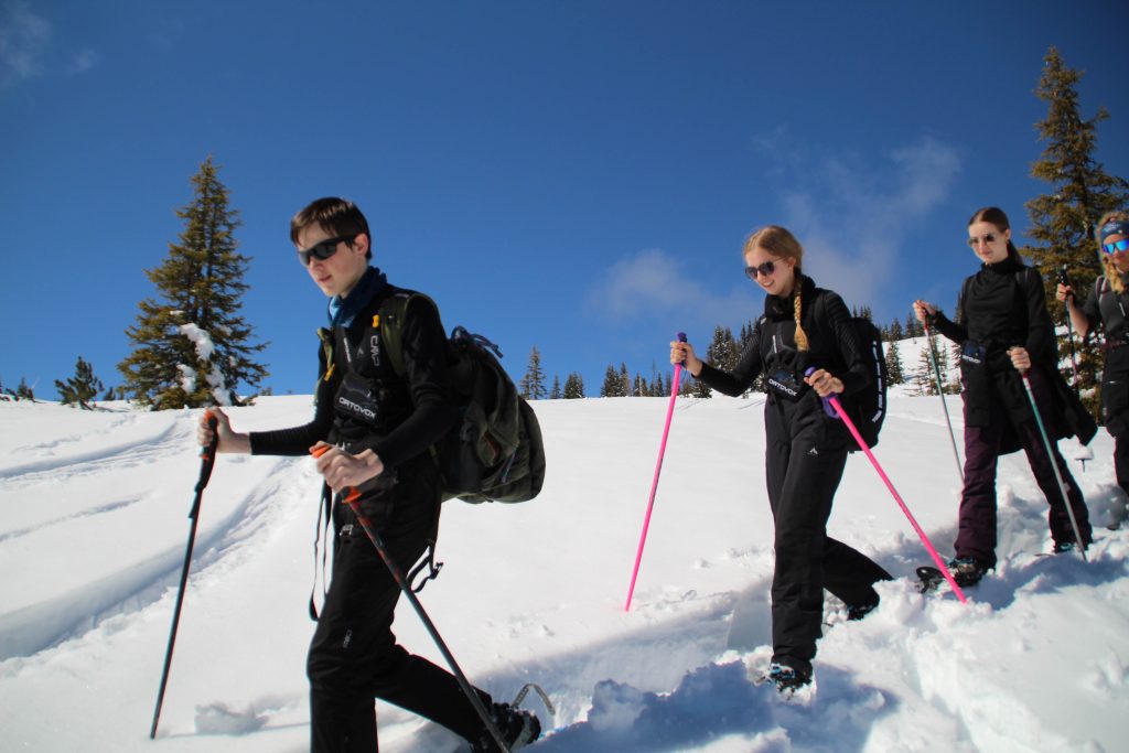 Wintercamp von FES-Gymnasium und FES-Realschule in Österreich

Dass eine Klassenexkursion die Gemeinschaft und den Zusammenhalt einer Klasse fördert und stärkt, ist allgemein bekannt. Beim siebentägigen Wintercamp unseres FES-Gymnasiums und unserer FES-Realschule wurden darüber hinaus nicht nur jede Menge sportlicher und körperlicher Erfahrungen gesammelt, sondern auch lebendige Eindrücke von den Schönheiten der Natur vermittelt und Fremdsprachenkonversation trainiert
