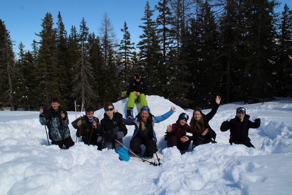 Wintercamp von FES-Gymnasium und FES-Realschule in Österreich

Dass eine Klassenexkursion die Gemeinschaft und den Zusammenhalt einer Klasse fördert und stärkt, ist allgemein bekannt. Beim siebentägigen Wintercamp unseres FES-Gymnasiums und unserer FES-Realschule wurden darüber hinaus nicht nur jede Menge sportlicher und körperlicher Erfahrungen gesammelt, sondern auch lebendige Eindrücke von den Schönheiten der Natur vermittelt und Fremdsprachenkonversation trainiert