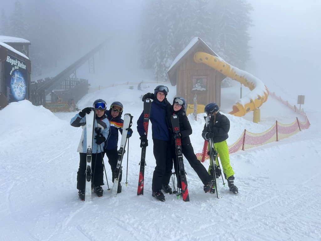 Wintercamp von FES-Gymnasium und FES-Realschule in Österreich

Dass eine Klassenexkursion die Gemeinschaft und den Zusammenhalt einer Klasse fördert und stärkt, ist allgemein bekannt. Beim siebentägigen Wintercamp unseres FES-Gymnasiums und unserer FES-Realschule wurden darüber hinaus nicht nur jede Menge sportlicher und körperlicher Erfahrungen gesammelt, sondern auch lebendige Eindrücke von den Schönheiten der Natur vermittelt und Fremdsprachenkonversation trainiert