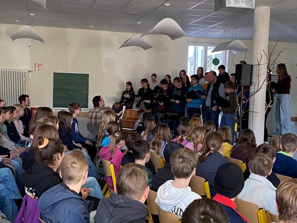 Vollbracht: Ein Fest der Hoffnung und Gemeinschaft -
Ostergottesdienst 2025 an FES-Gymnasium und FES-Realschule
