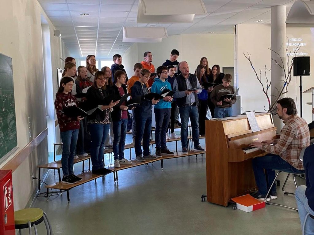Vollbracht: Ein Fest der Hoffnung und Gemeinschaft -
Ostergottesdienst 2025 an FES-Gymnasium und FES-Realschule
