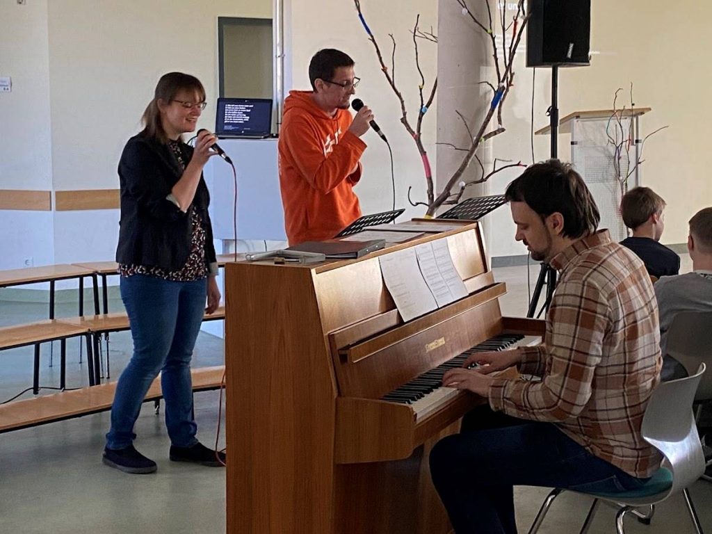 Vollbracht: Ein Fest der Hoffnung und Gemeinschaft -
Ostergottesdienst 2025 an FES-Gymnasium und FES-Realschule
