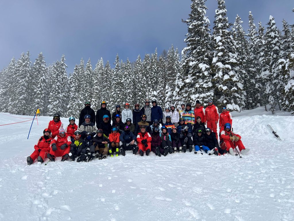Wintercamp von FES-Gymnasium und FES-Realschule in Österreich

Dass eine Klassenexkursion die Gemeinschaft und den Zusammenhalt einer Klasse fördert und stärkt, ist allgemein bekannt. Beim siebentägigen Wintercamp unseres FES-Gymnasiums und unserer FES-Realschule wurden darüber hinaus nicht nur jede Menge sportlicher und körperlicher Erfahrungen gesammelt, sondern auch lebendige Eindrücke von den Schönheiten der Natur vermittelt und Fremdsprachenkonversation trainiert