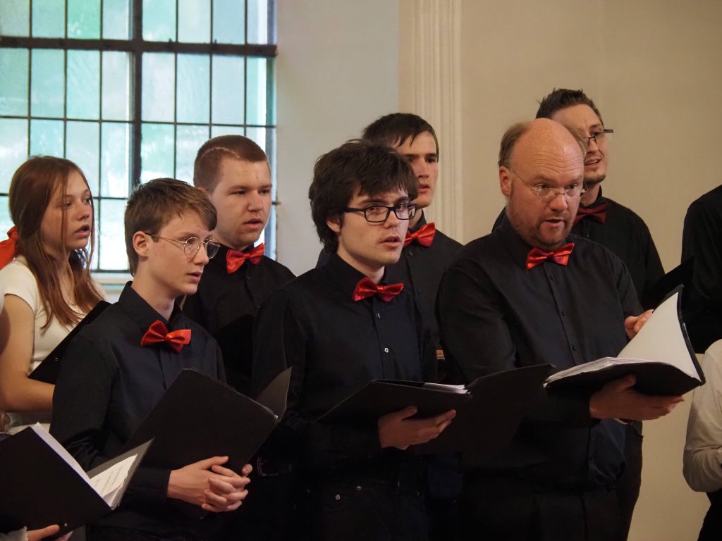 Voll besetzt war die evangelische Königsbronner Kirche beim Chorkonzert der Chöre des FES-Gymnasiums und der FES-Realschule. Die konzertante Veranstaltung gestalteten die Schüler aus den Klassenstufen 5 -12 als musikalische Liederreise unter dem Motto „Einfach mal den Akku aufladen…“