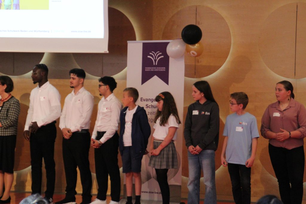 Bei einem großen Festakt im Hospitalhof in Stuttgart, mit mehr als 200 Gästen aus Kirche, Politik und Bildung, darunter Volker Schebesta (MdL), Staatssekretär im Ministerium für Kultus, Jugend und Sport, und Landesbischof Ernst-Wilhelm Gohl, wurden Schülerinnen und Schüler der Jahrgangstufe 6 unseres FES-Gymnasiums und unserer FES-Realschule für ihren eingereichten Wettbewerbsbeitrag honoriert und erhielten einem mit 1.000 EUR dotierten 1. Preis.