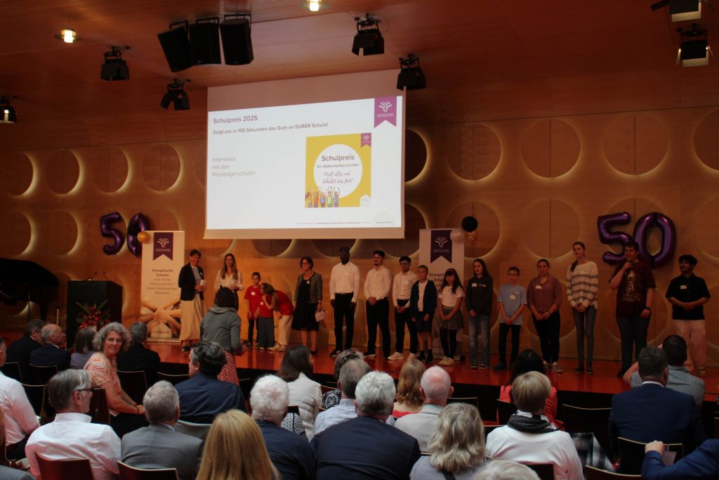 Bei einem großen Festakt im Hospitalhof in Stuttgart, mit mehr als 200 Gästen aus Kirche, Politik und Bildung, darunter Volker Schebesta (MdL), Staatssekretär im Ministerium für Kultus, Jugend und Sport, und Landesbischof Ernst-Wilhelm Gohl, wurden Schülerinnen und Schüler der Jahrgangstufe 6 unseres FES-Gymnasiums und unserer FES-Realschule für ihren eingereichten Wettbewerbsbeitrag honoriert und erhielten einem mit 1.000 EUR dotierten 1. Preis.