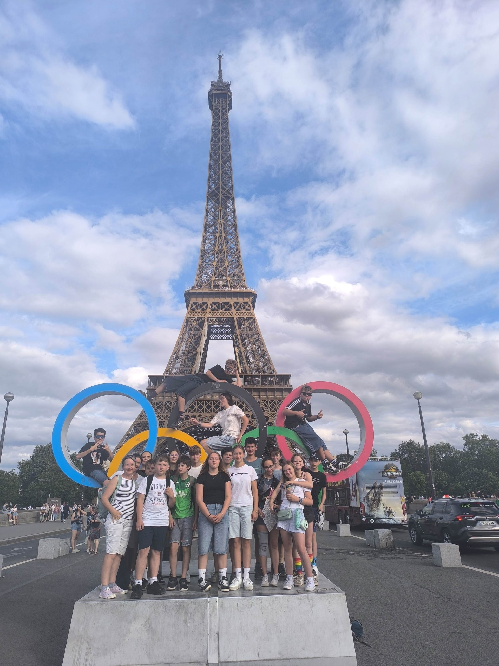 Beitragsbild zum BLOG-Beitrag Sprachreise Paris 2025 "Die FES-Spezialeinheit", bestehend aus 20 FES-Schülern der Klassen 7 und 8 des FES-Gymnasium und zwei unerschrockenen Lehrkräften, hat sich Ende Juni zu einer Exkursion in der Seine-Metropole aufgemacht und dort vier Tage lang eine Menge erlebt!