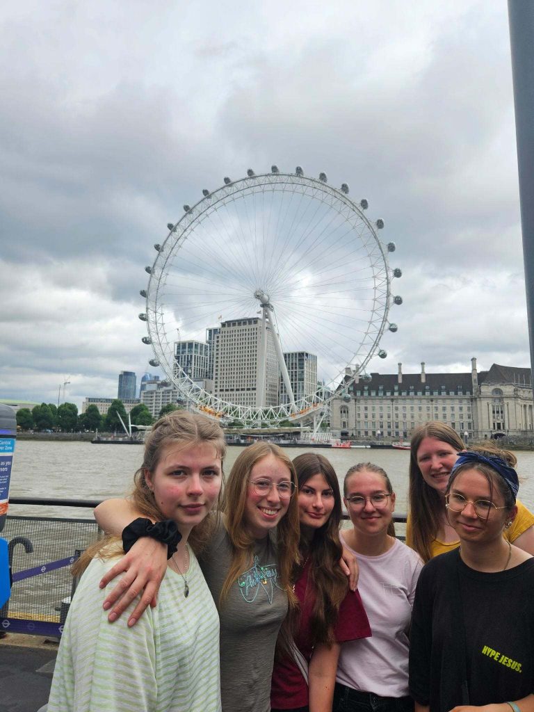 Londonfahrt 2025 – Sprachreise am FES-Gymnasium
Big Ben is calling, hieß es für die Kursstufe 1 und die Klasse 10G des FES-Gymnasium, die fünf Tage im wunderschönen London verbringen durften. Fünf Tage voller Kultur und Abenteuer, aber auch Zeit für eine Tasse Tee und einen Besuch im Pub! 
