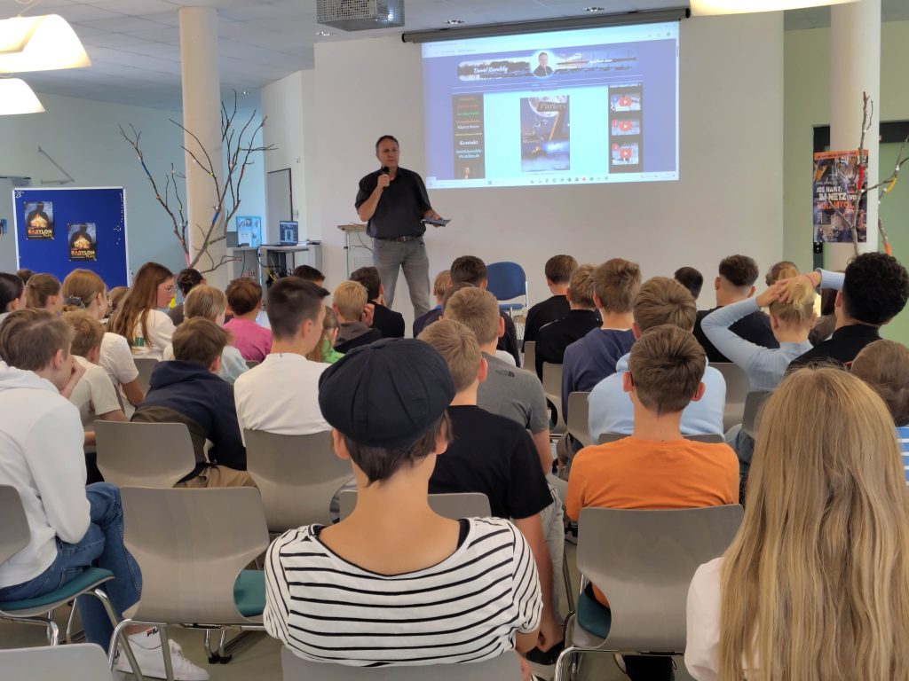 Am vergangenen Freitag begrüßten wir den erfolgreichen christlichen Autor Daniel Kowalsky an der FES Heidenheim. Im Rahmen der verschiedenen Autorenlesungen entführte Herr Kowalsky Schüler aus der FES-Grundschule, der FES-Realschule und des FES-Gymnasium in die faszinierende Welt seiner Abenteuer-Bücher.