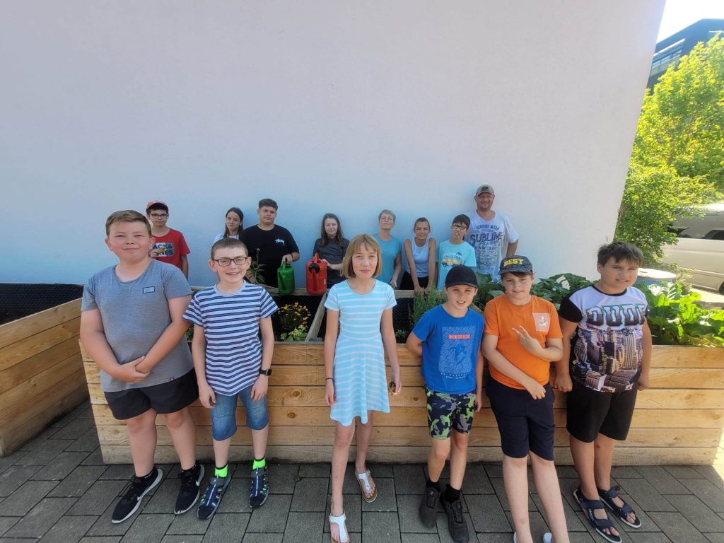 Wer hat den grünsten Daumen in der Schule?
Natürlich die Garten-AG! Wer denkt, in der Schule wird nur gelesen und geschrieben, der kennt die Garten-AG an FES-Realschule und FES-Gymnasium noch nicht….
