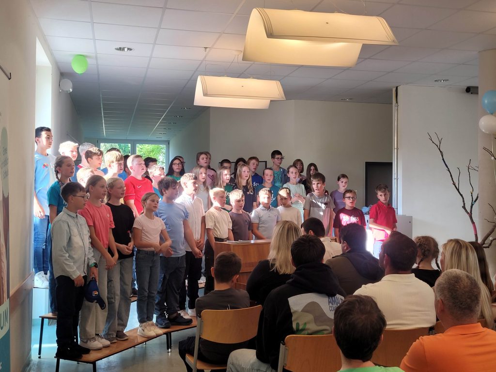 HERZLICH WILLKOMMEN den neuen Schülerinnen und Schüler aus den Klassen 5G und 5R!
Den besonderen Tag der Schulaufnahme an das FES-Gymnasium und die FES-Realschule feierten wir mit unserer WELCOME-PARTY in unserer Aula.