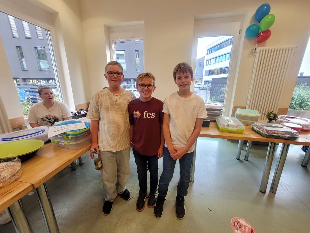 HERZLICH WILLKOMMEN den neuen Schülerinnen und Schüler aus den Klassen 5G und 5R!
Den besonderen Tag der Schulaufnahme an das FES-Gymnasium und die FES-Realschule feierten wir mit unserer WELCOME-PARTY in unserer Aula.
