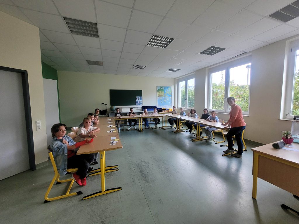 HERZLICH WILLKOMMEN den neuen Schülerinnen und Schüler aus den Klassen 5G und 5R!
Den besonderen Tag der Schulaufnahme an das FES-Gymnasium und die FES-Realschule feierten wir mit unserer WELCOME-PARTY in unserer Aula.