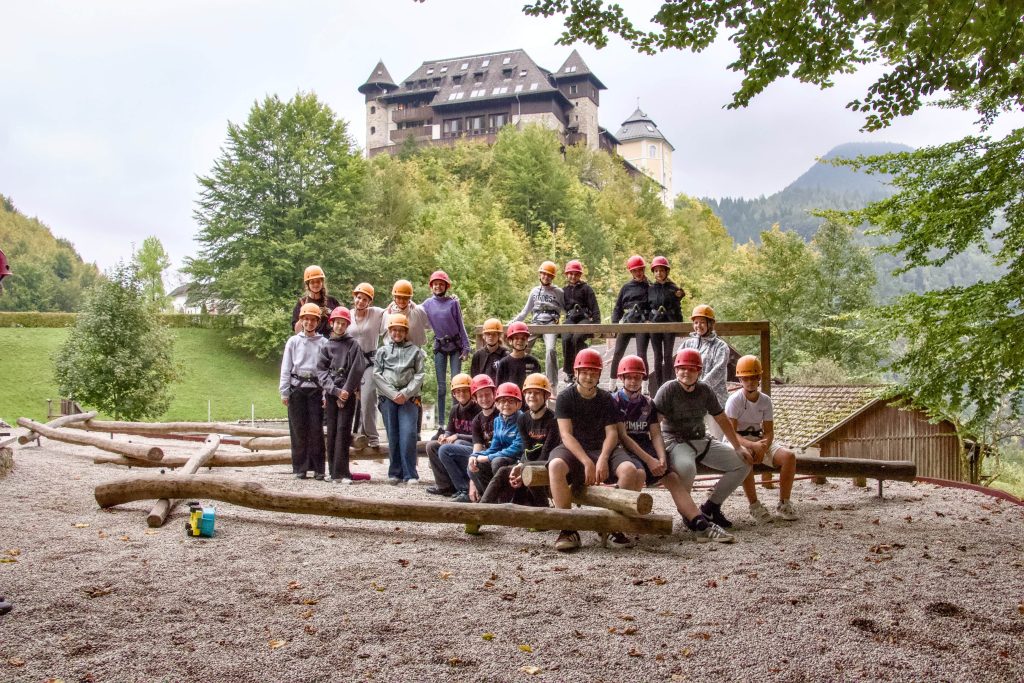 „Einer für alle – Alle für einen…“ - Abenteuerwoche in Österreich:
Fünf Tage verbrachte die Jahrgangsstufe 7 unseres FES-Gymnasiums und unserer FES-Realschule auf „Schloss Klaus“ in Österreich.