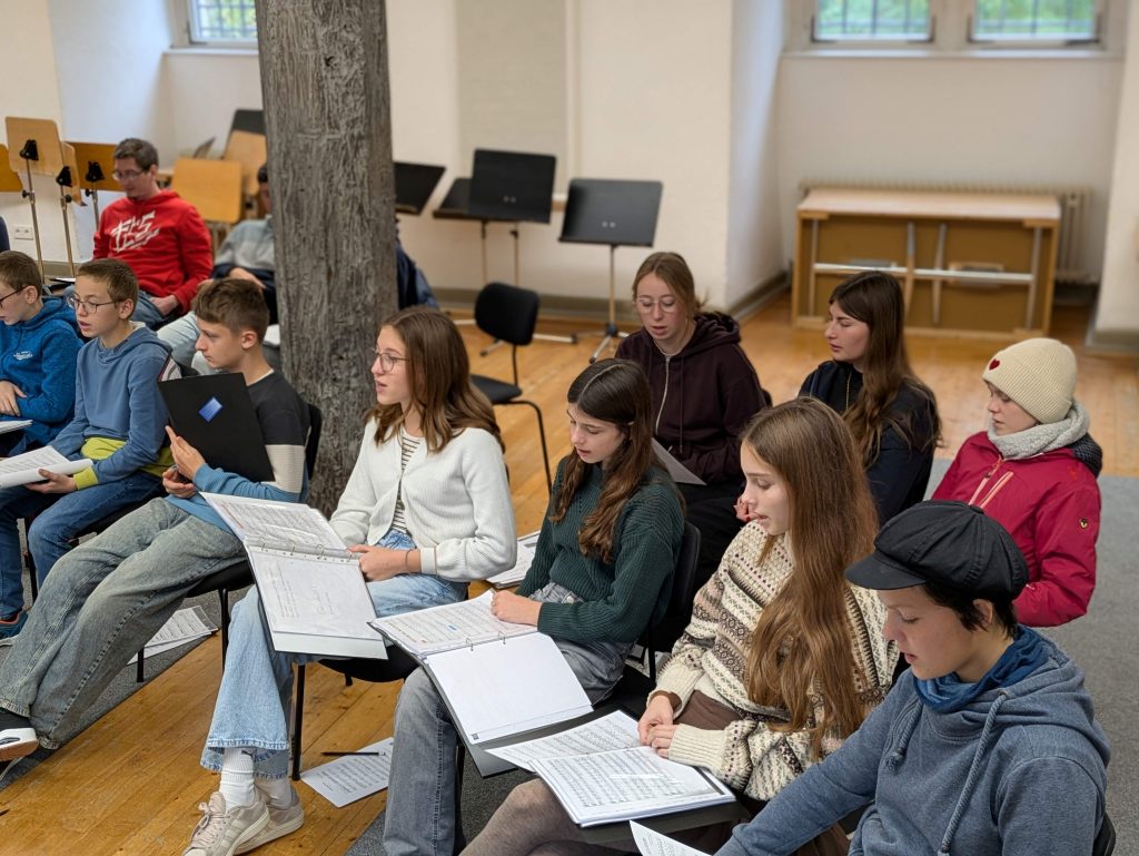 FES-Jugendchor an der Musikakademie Jeunesses Musicales Weikersheim

Der 25-köpfige Jugendchor unseres FES-Gymnasiums und unserer FES-Realschule probte an der Musikakademie Jeunesses Musicales in Weikersheim.