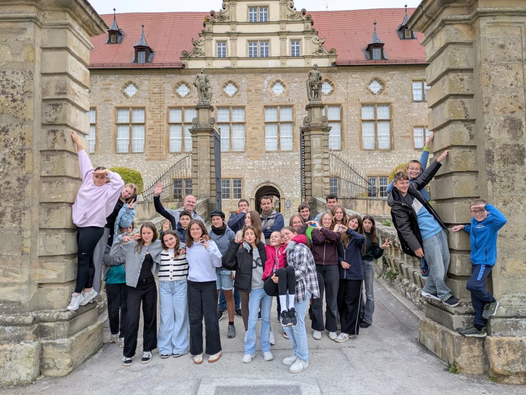 FES-Jugendchor an der Musikakademie Jeunesses Musicales Weikersheim

Der 25-köpfige Jugendchor unseres FES-Gymnasiums und unserer FES-Realschule probte an der Musikakademie Jeunesses Musicales in Weikersheim.