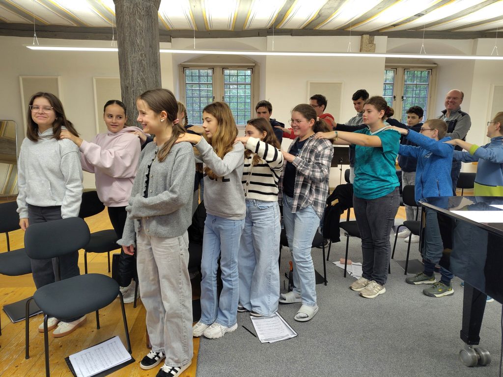 FES-Jugendchor an der Musikakademie Jeunesses Musicales Weikersheim

Der 25-köpfige Jugendchor unseres FES-Gymnasiums und unserer FES-Realschule probte an der Musikakademie Jeunesses Musicales in Weikersheim.