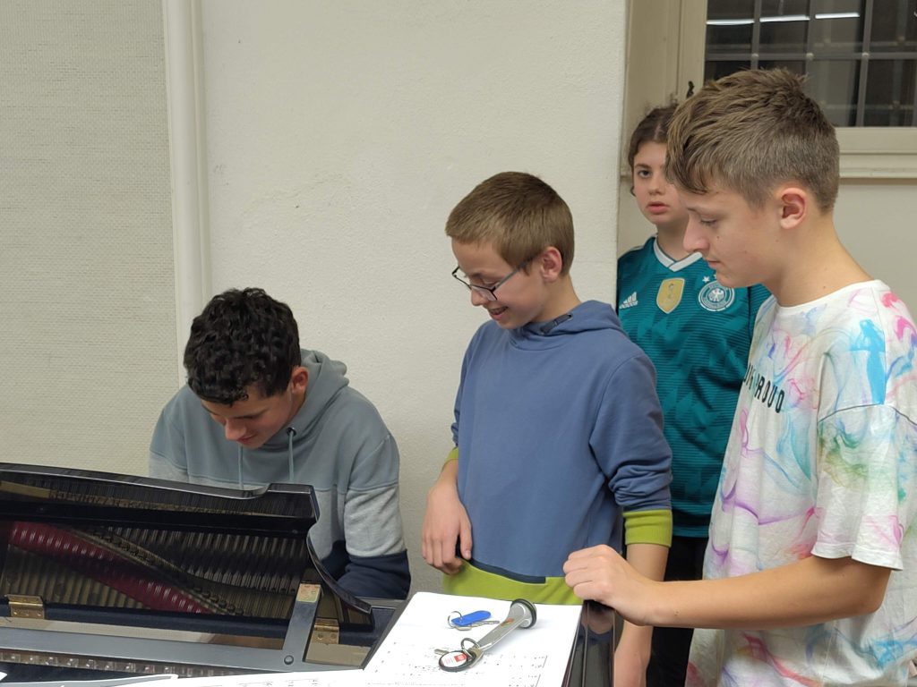 FES-Jugendchor an der Musikakademie Jeunesses Musicales Weikersheim

Der 25-köpfige Jugendchor unseres FES-Gymnasiums und unserer FES-Realschule probte an der Musikakademie Jeunesses Musicales in Weikersheim.