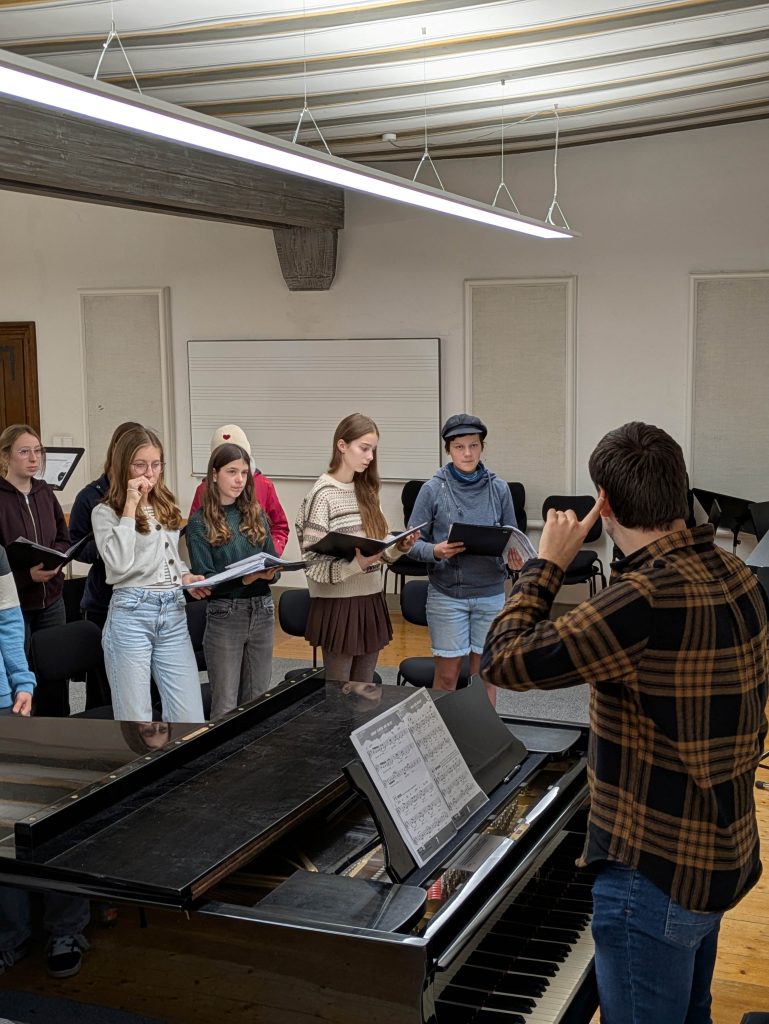 FES-Jugendchor an der Musikakademie Jeunesses Musicales Weikersheim

Der 25-köpfige Jugendchor unseres FES-Gymnasiums und unserer FES-Realschule probte an der Musikakademie Jeunesses Musicales in Weikersheim.