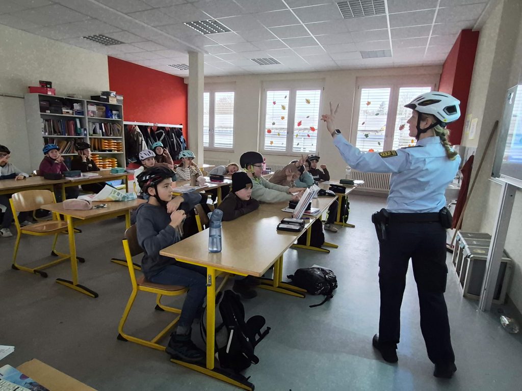 „Schütze dein Bestes!“ Unter diesem Motto stand die diesjährige Fahrradhelm-Kampagne, die von der Polizei Heidenheim für die 6. Klassen an unserer FES-Realschule und unserem FES-Gymnasium veranstaltet wurde.