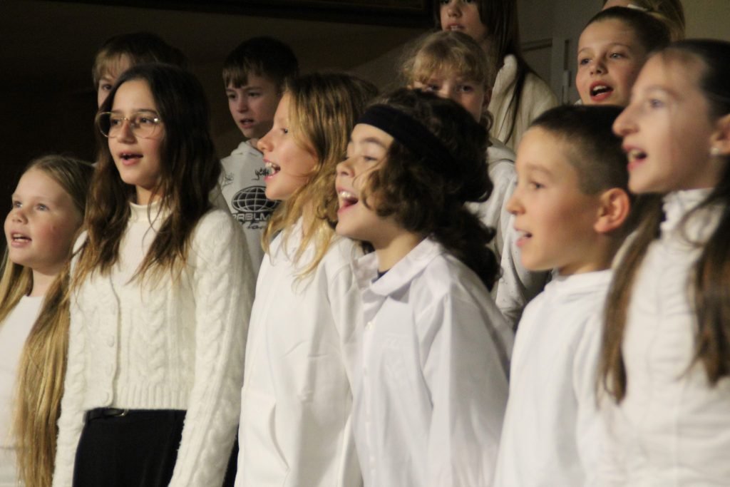 Warum feiern wir nicht? Rückblick auf ein besonderes, musikalisches Fest der Dankbarkeit in der diesjährigen FES-Chorandacht im Advent 2025