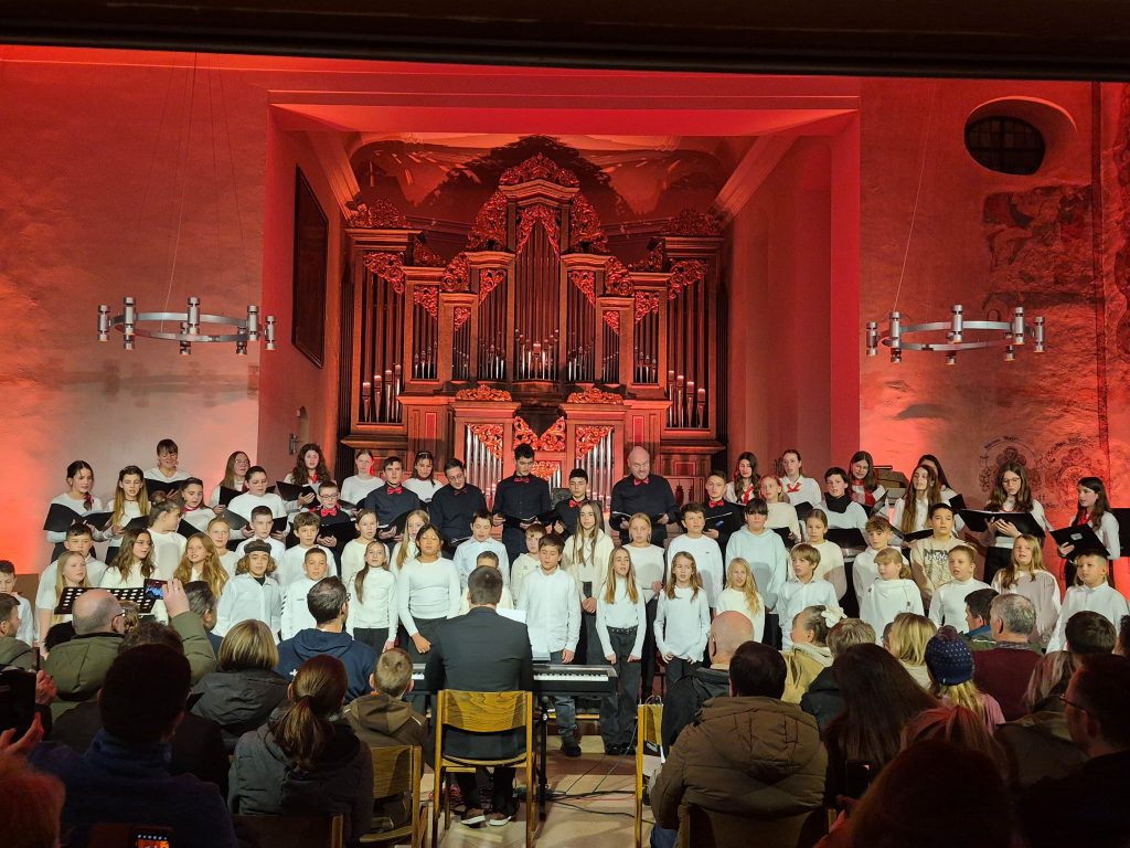Warum feiern wir nicht? Rückblick auf ein besonderes, musikalisches Fest der Dankbarkeit in der diesjährigen FES-Chorandacht im Advent 2025