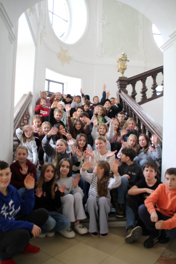 Chorproben zwischen historischen Gemälden und ehrwürdigen Klostertüren: Nachwuchschor der Klassen 5 an FES-Gymnasium und FES-Realschule an der Landesakademie für Musik im Kloster Ochsenhausen