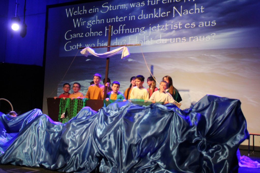 Musicalaufführungen mit Humor und Gänsehautmomenten
Schülerinnen und Schüler unseres FES-Gymnasiums und unserer FES-Realschule begeisterten in zwei Aufführungen knapp 600 Besucher.
