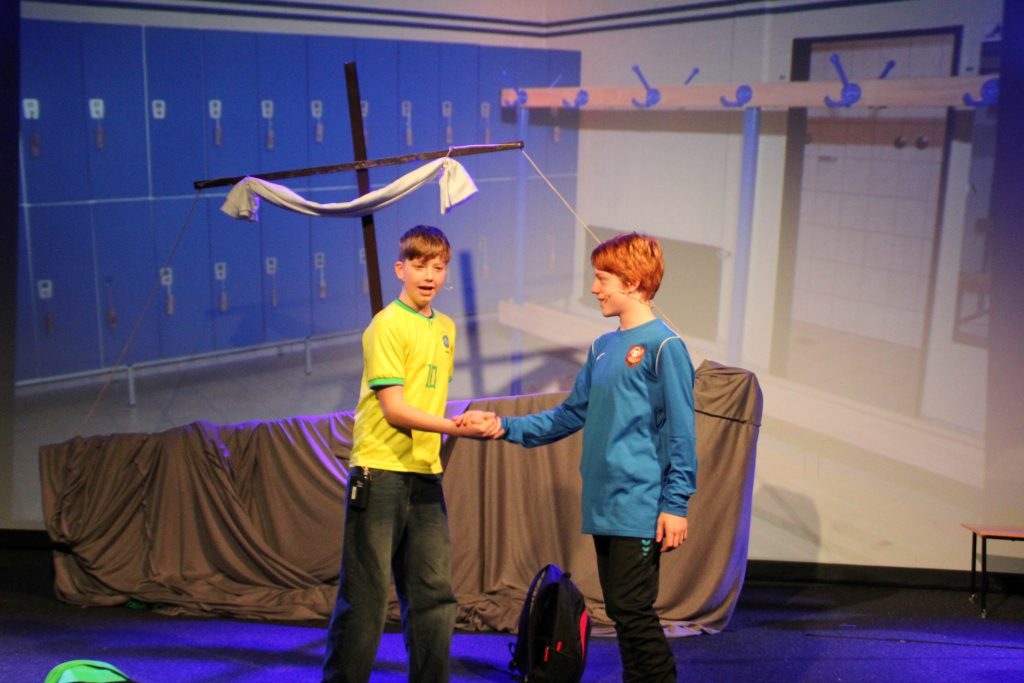 Musicalaufführungen mit Humor und Gänsehautmomenten
Schülerinnen und Schüler unseres FES-Gymnasiums und unserer FES-Realschule begeisterten in zwei Aufführungen knapp 600 Besucher.
