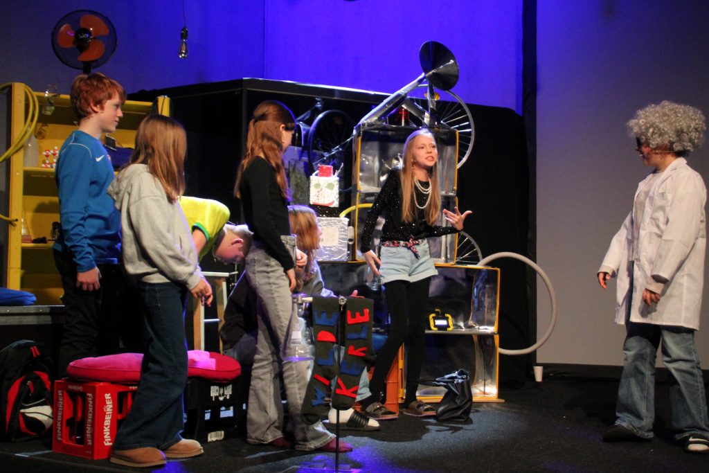 Musicalaufführungen mit Humor und Gänsehautmomenten
Schülerinnen und Schüler unseres FES-Gymnasiums und unserer FES-Realschule begeisterten in zwei Aufführungen knapp 600 Besucher.
