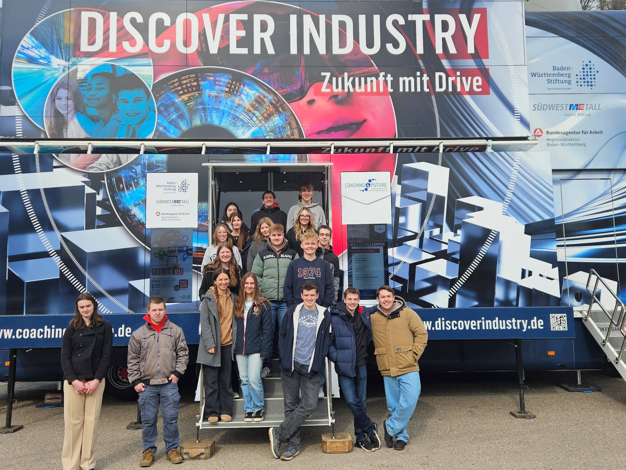 Beitragsbild Discover Industry Schüler des FES-Gymnasiums und der FES-Realschule erkunden Berufe mit Zukunft: Erlebnis-Lern-Truck an der Freien Evangelischen Schule Heidenheim