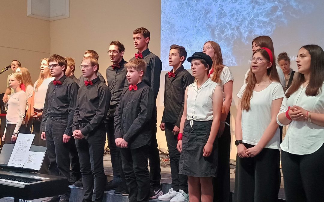 FES-Jugendchor auf Gemeindetour: Chormusik und Worship in der ev. Christusgemeinde (FeG) Steinheim am Albuch