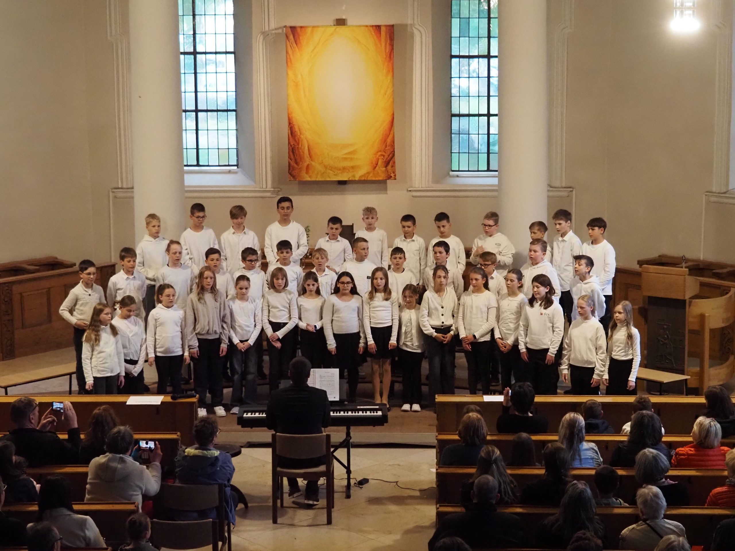 Beitragsbild zum BLOG-Beitrag FES-Schulkonzert 2025 Voll besetzt war die evangelische Königsbronner Kirche beim Chorkonzert der Chöre des FES-Gymnasiums und der FES-Realschule. Die konzertante Veranstaltung gestalteten die Schüler aus den Klassenstufen 5 -12 als musikalische Liederreise unter dem Motto „Einfach mal den Akku aufladen…“