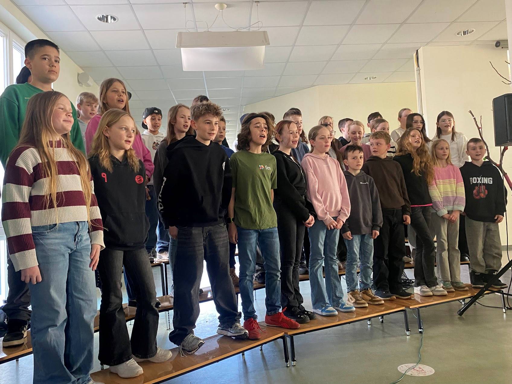 Ostergottesdienst FES-Heidenheim Realschule und Gymnasium Schülerinnen und Schüler der Freien Evangelischen Schule Heidenheim singen im Chor am Ostergottesdienst.